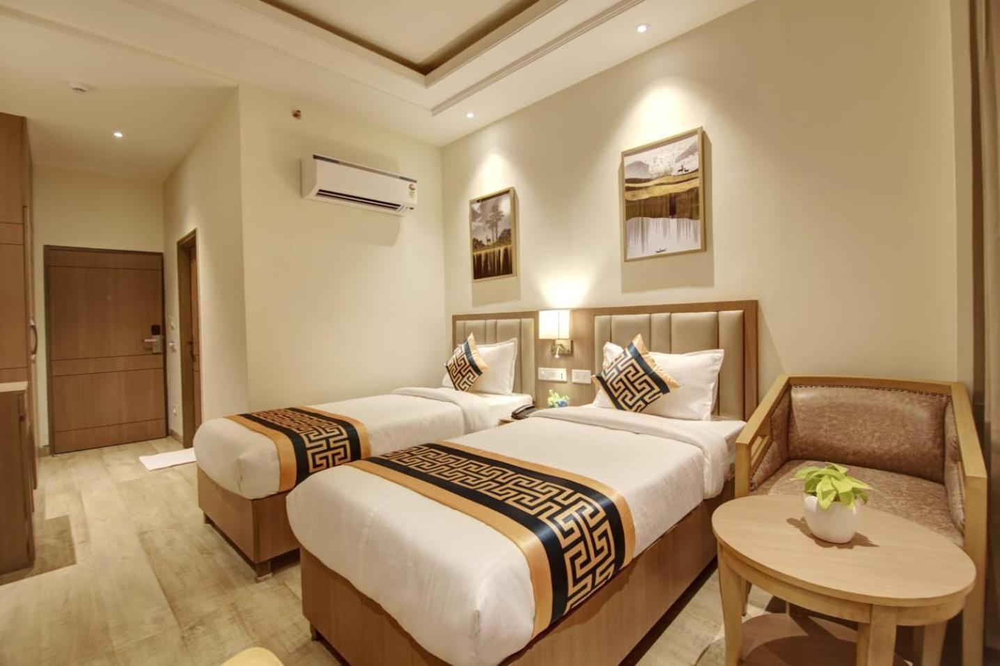 Hotel Grand Aerotech New Delhi Exteriör bild